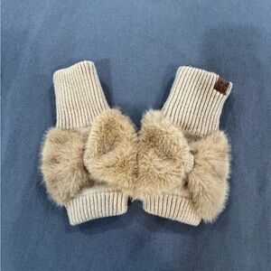 Beige bow knit mittens